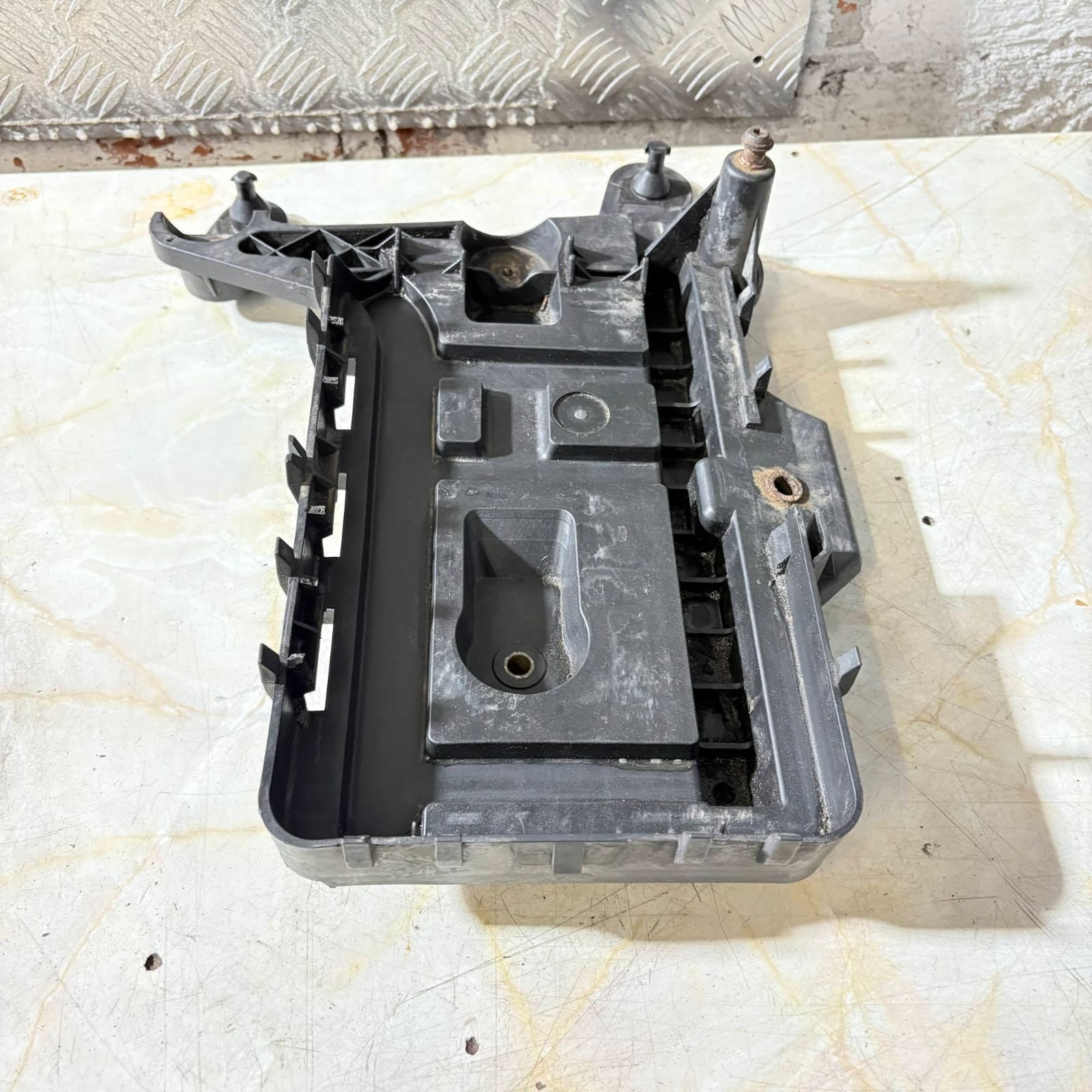 VOLKSWAGEN GOLF MK5 1K 2003-2008  2.0 BATTERY TRAY HOUSING 1K0915333C