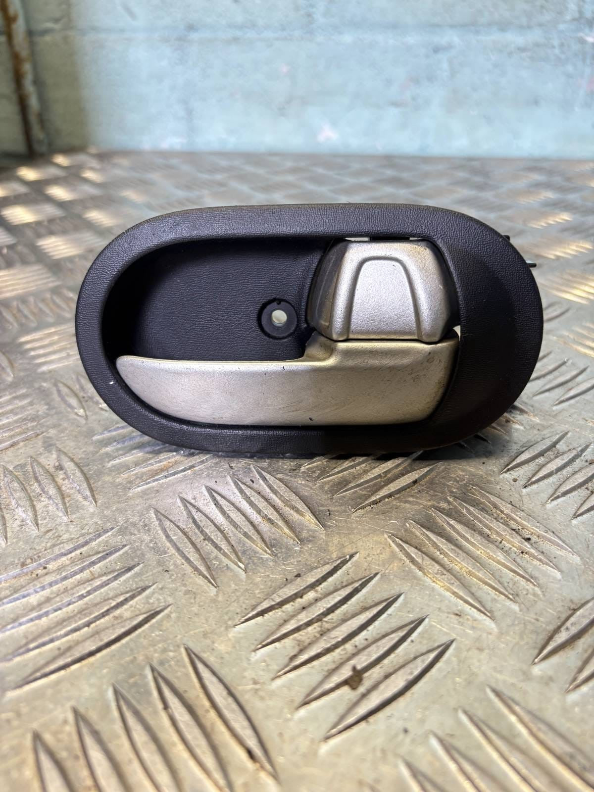 Driver front inner handle Mitsubishi Colt 2012