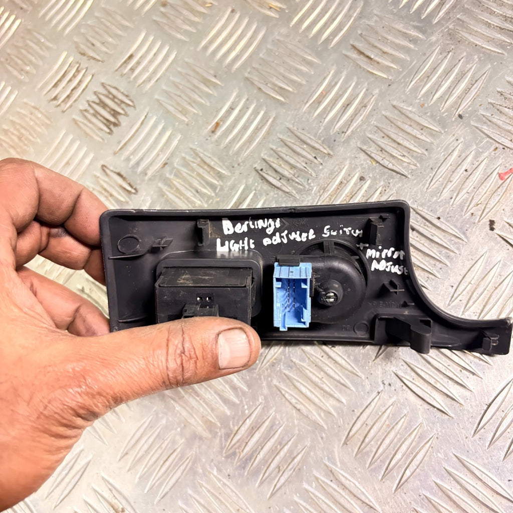 2005 CITROEN BERLINGO WING MIRROR AND HEADLIGHT ADJUSTER SWITCH
