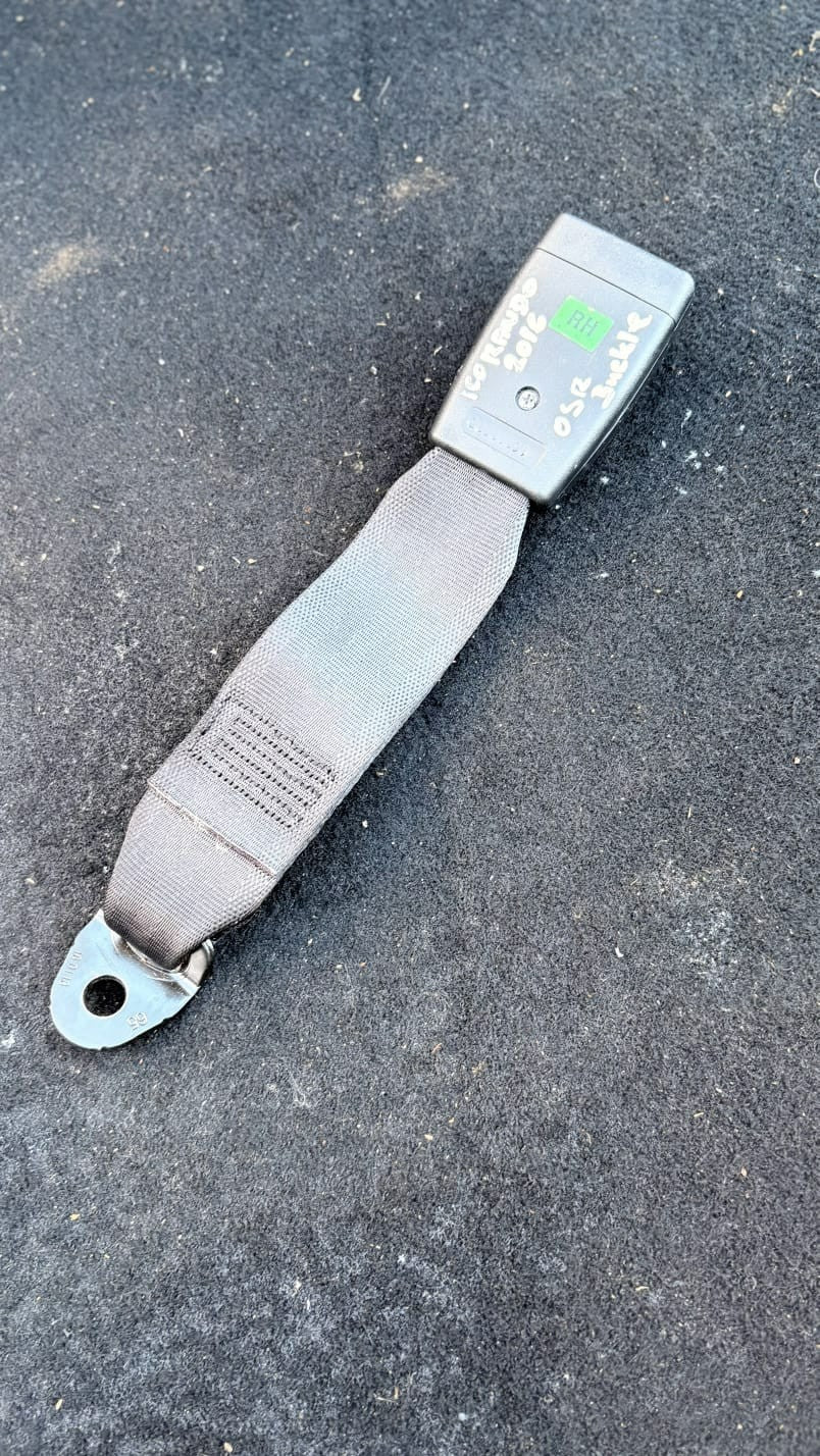 SSANGYONG KORANDO 2010-2019 REAR CENTER RIGHT SEAT BELT BUCKLE CATCH