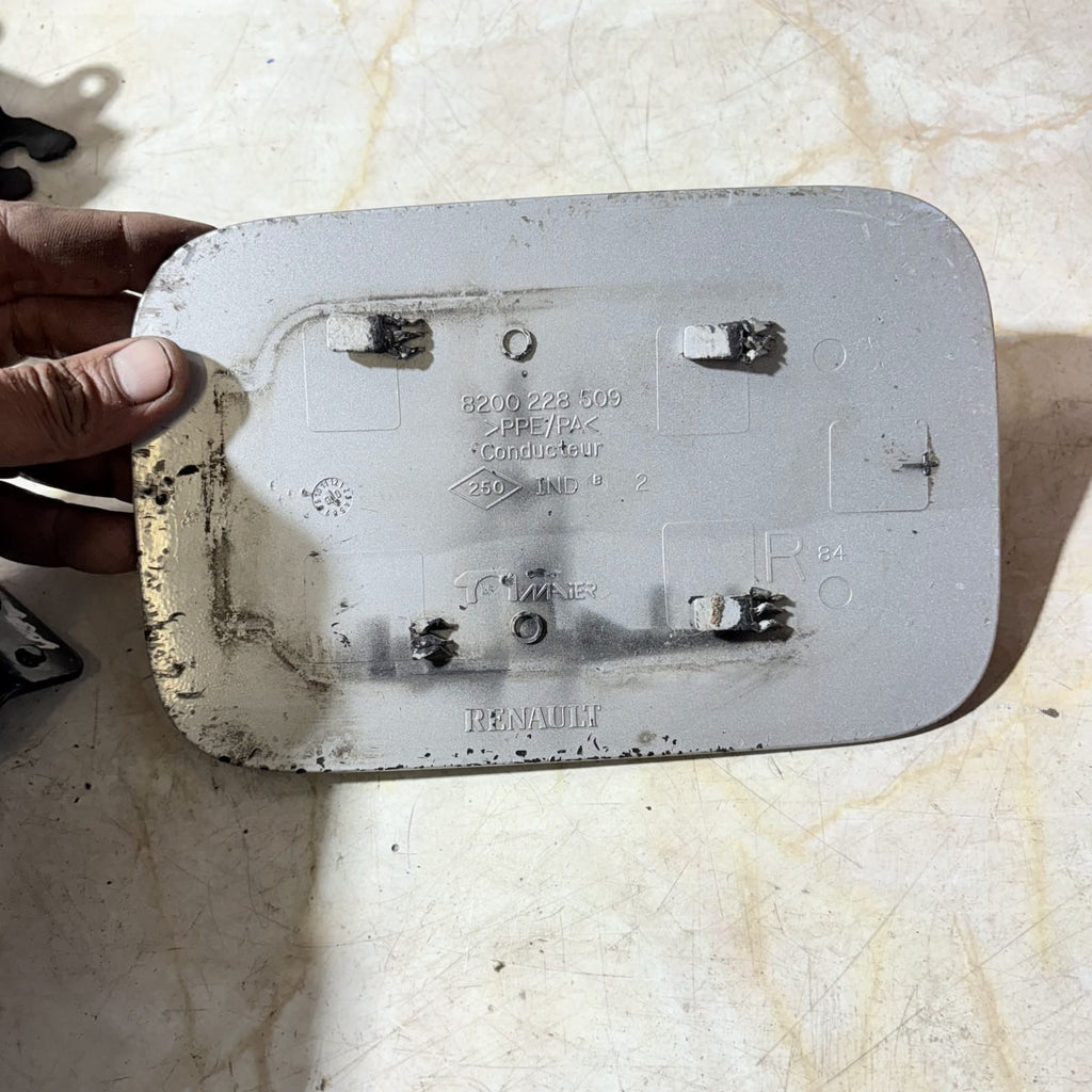 RENAULT GRAND SCENIC II FUEL FILLER FLAP COVER 8200228509