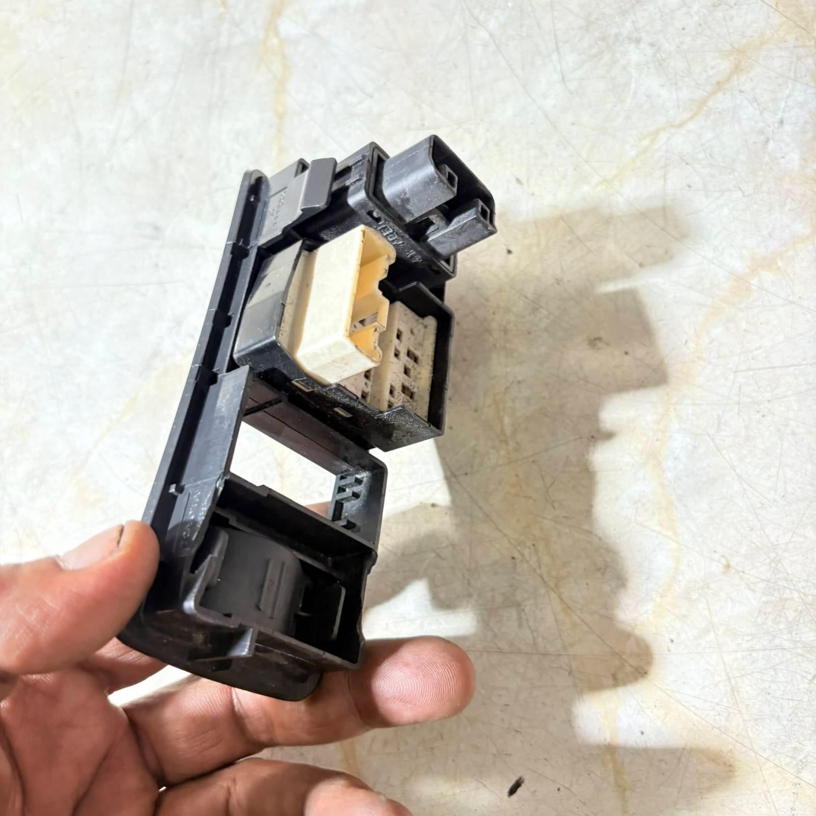 TOYOTA COROLLA 2003-2008 E120 Wing Mirror Switch 183574 Black