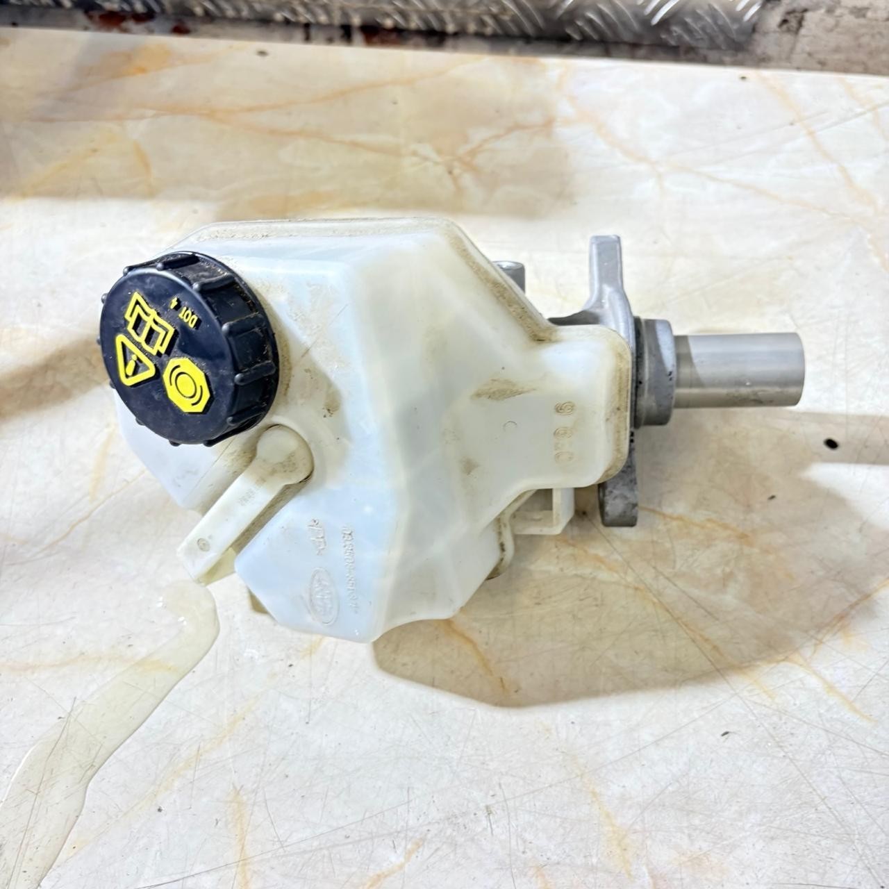 RANGE ROVER EVOQUE 2013-2018 BRAKE CYLINDER TANK 03.3508-8563.1
