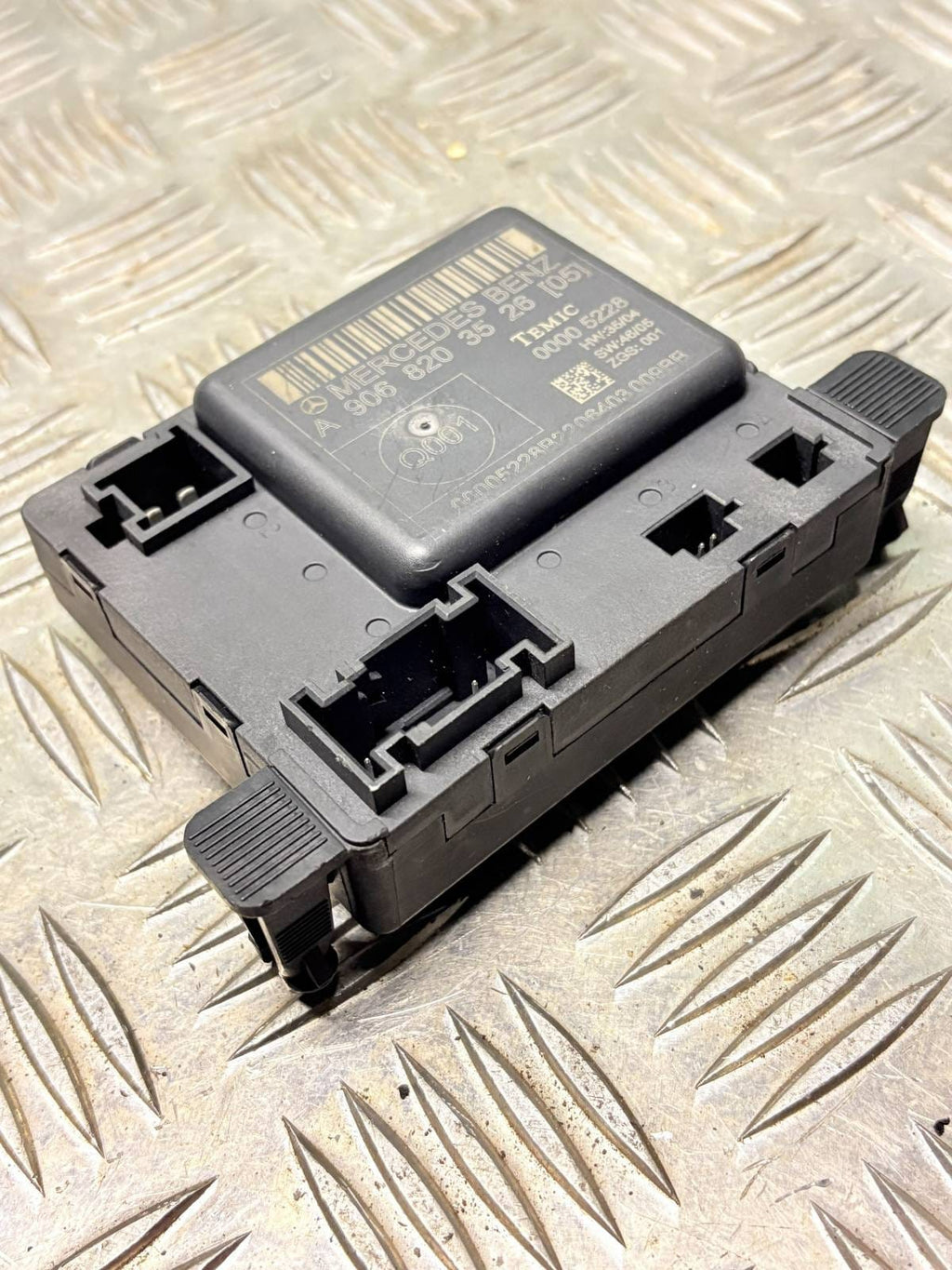 MERCEDES-BENZ SPRINTER DOOR CONTROL UNIT FRONT RIGHT SIDE 9068204126 96-06