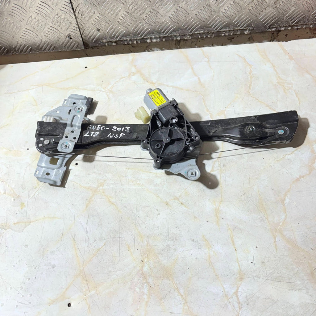 2013 CHEVROLET AVEO PASSENGER FRONT LEFT SIDE WINDOW MOTOR REGULATOR