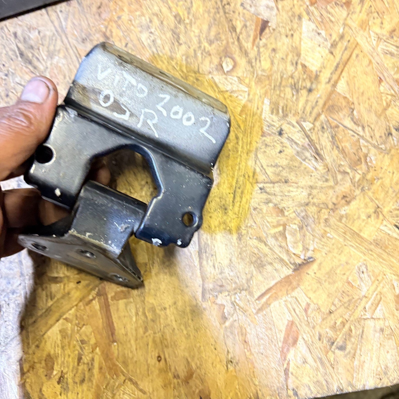 MERCEDES BENZ W447 VITO 2002 REAR RIGHT SIDE DOOR HINGE BOTTOM
