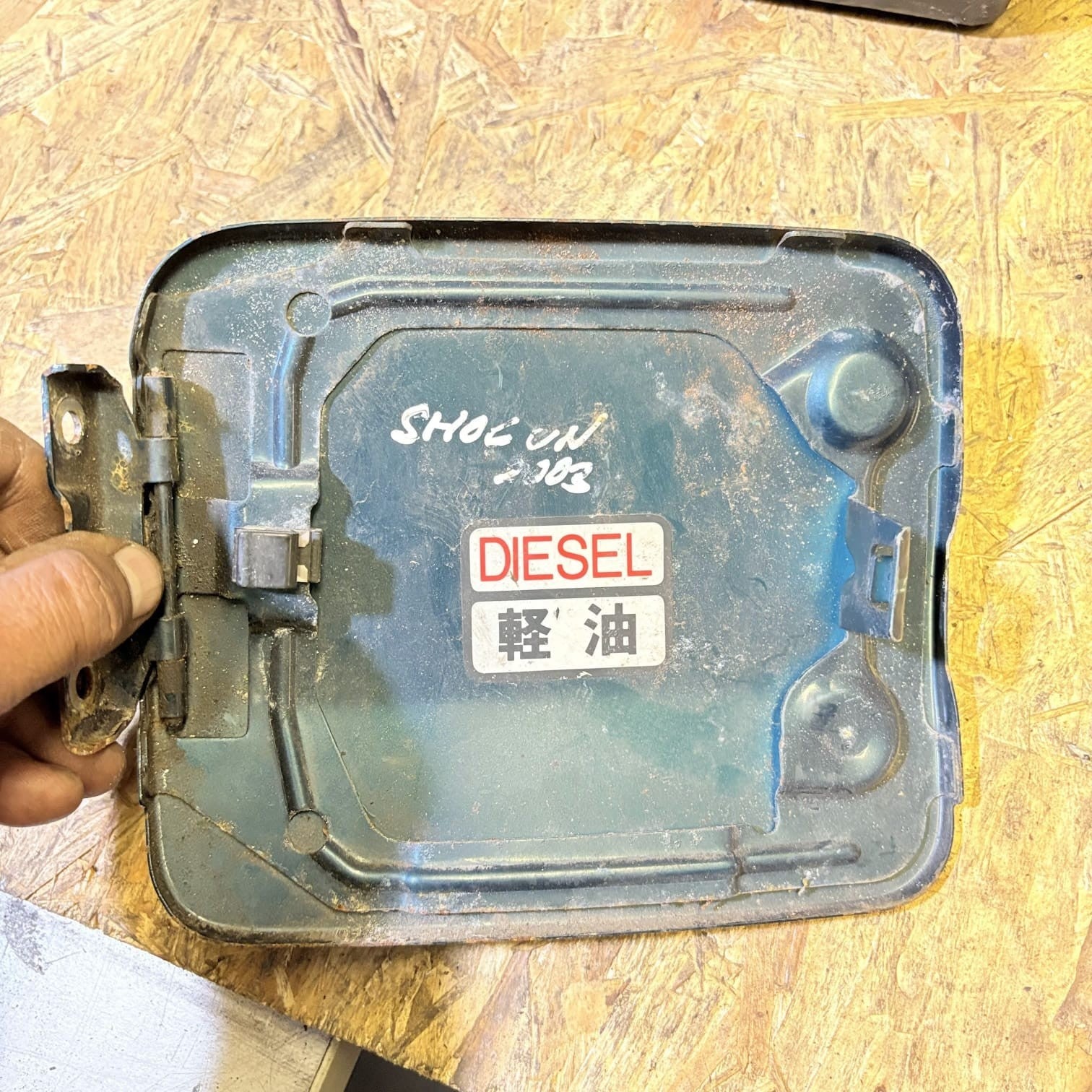 Mitsubishi Shogun FUEL TANK FLAP LID COVER DIESEL 2003