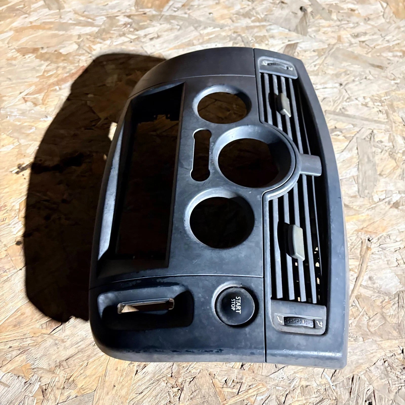 Renault Scenic Mk2 2003?2009 Centre Dash Radio Stereo Fascia Surround Panel