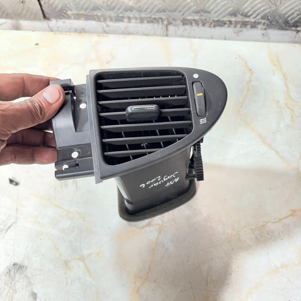 Jaguar x-type passenger side dash air vent assembly 2006