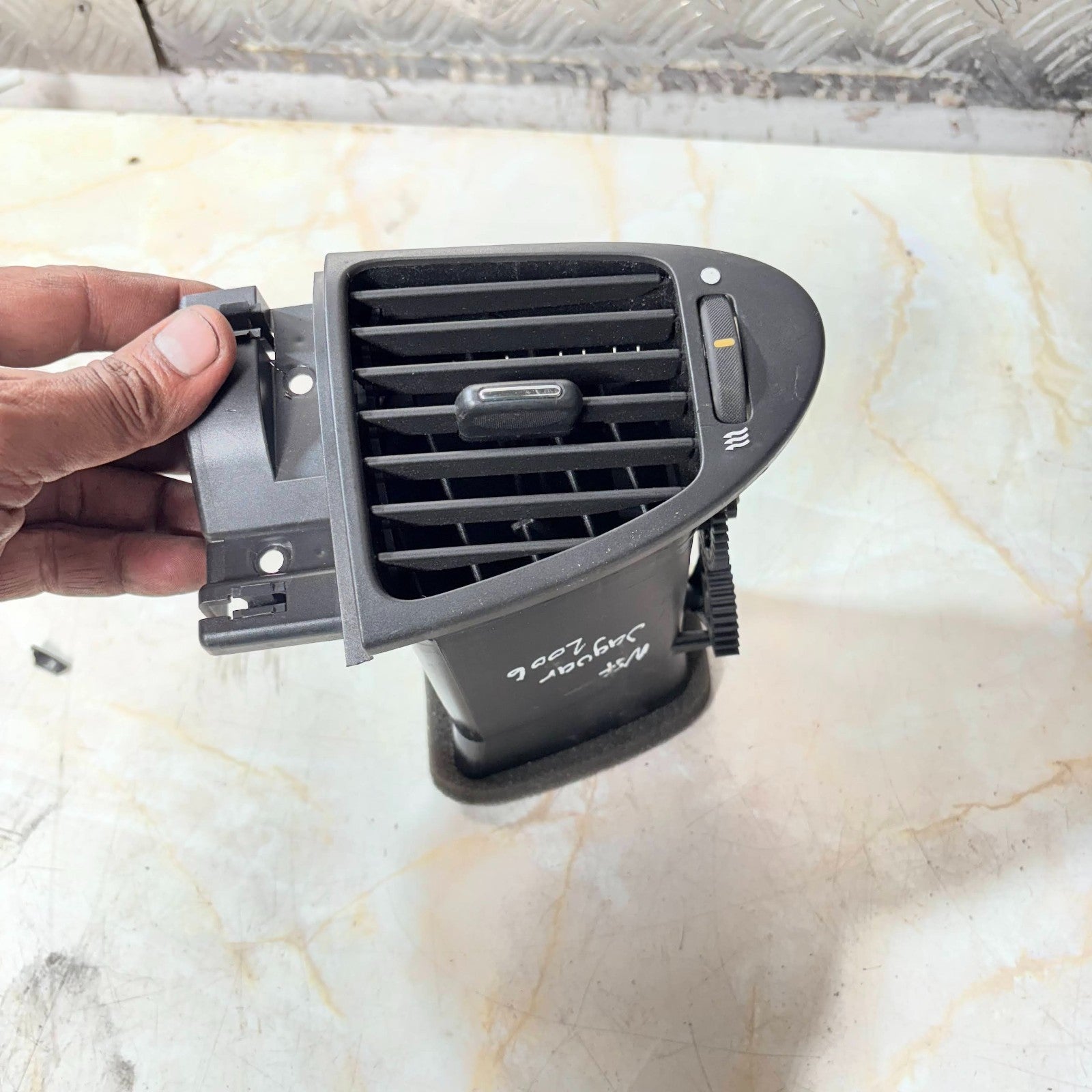 Jaguar x-type passenger side dash air vent assembly 2006