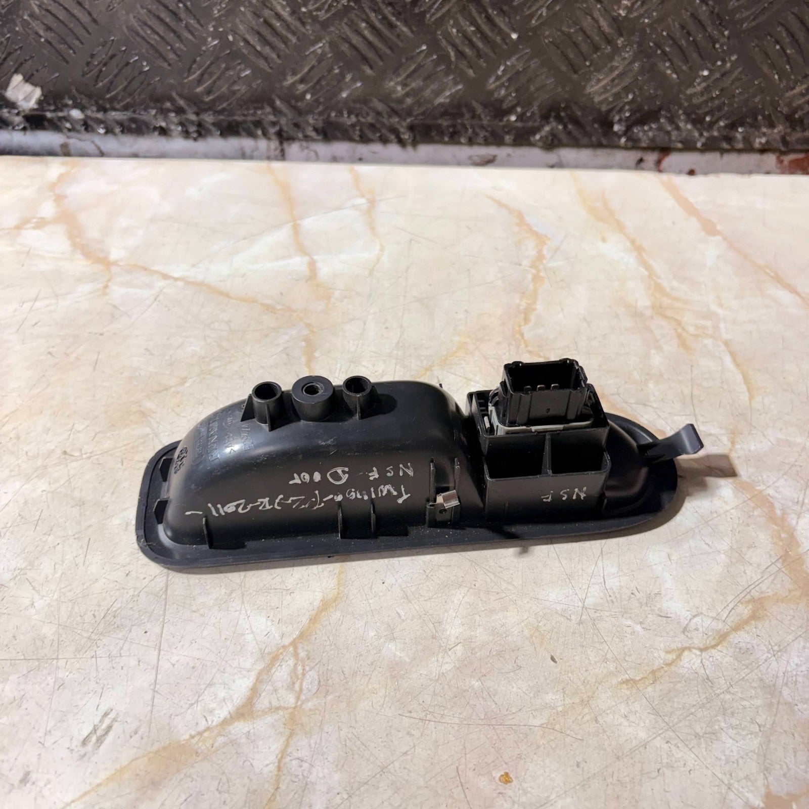 RENAULT TWINGO 2007-2014 FRONT LEFT WINDOW LIFTER SWITCH REGULATOR 8200356517B