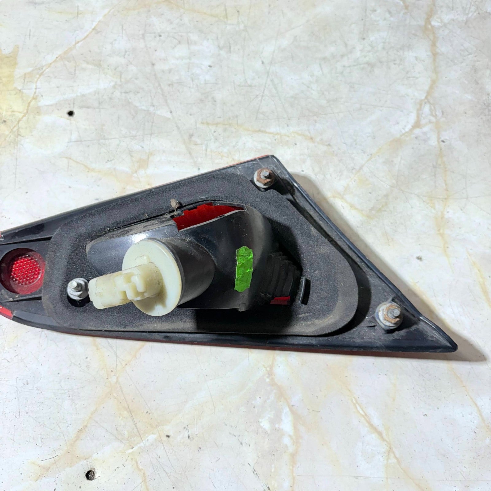 2004-2013 MITSUBISHI COLT REAR TAIL LIGHT MN105624