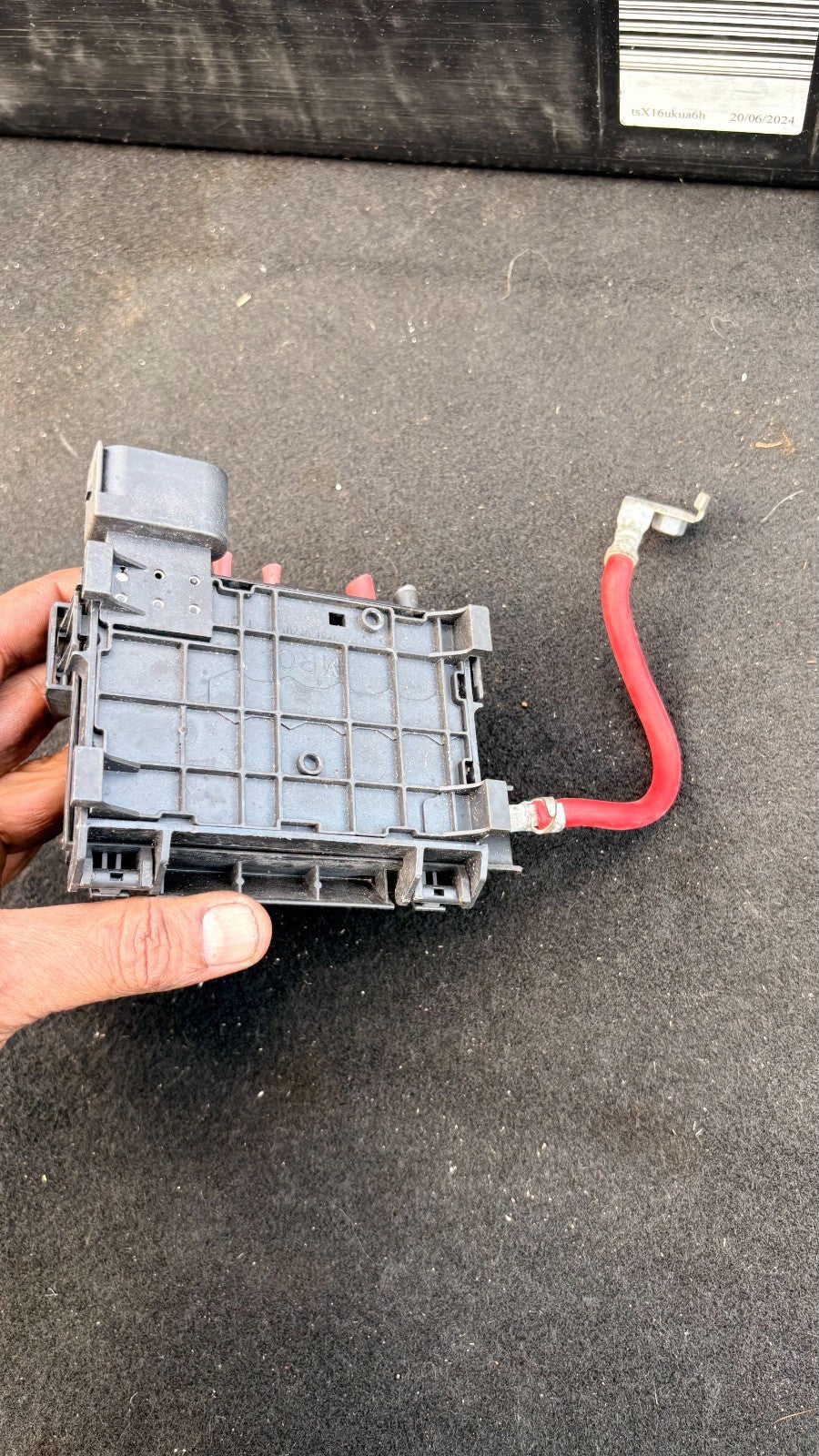 VOLKSWAGEN BEETLE BATTERY TERMINAL FUSE BOX 2003-2010