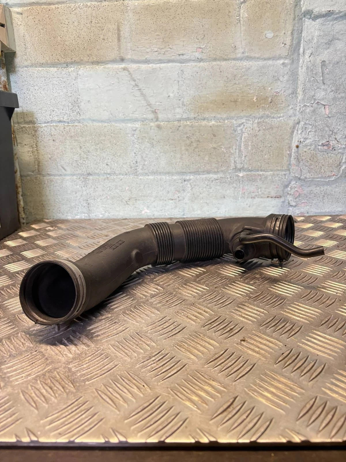 1K0129684AE Air Intake Hose VW Golf V 04-09 Golf VI 08-12 Audi A3 07-13