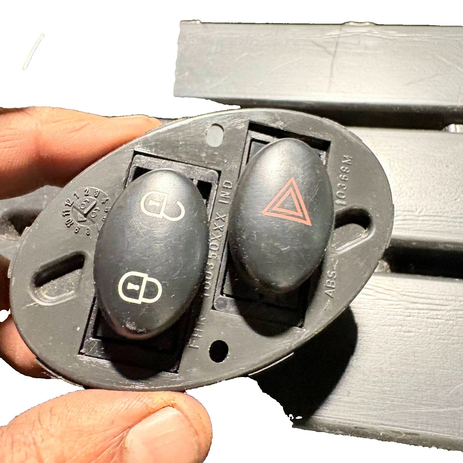MG 2002-2005 REG HAZARD WARNING/CENTRAL LOCK UNLOCK SWITCH