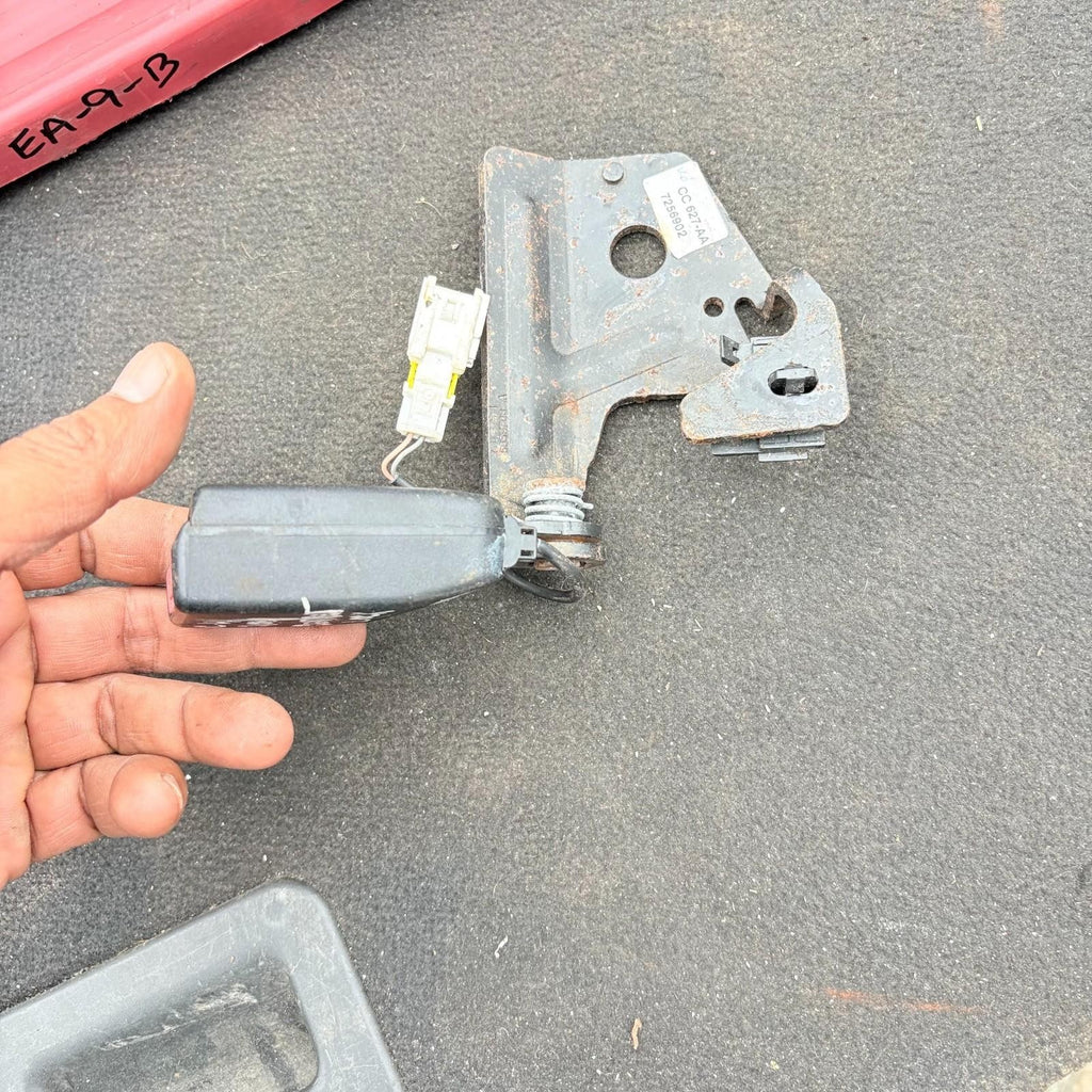 Citroen C4  2004-2010 Left Passenger N/S Rear Seat Belt Stalk Buckle 7256902