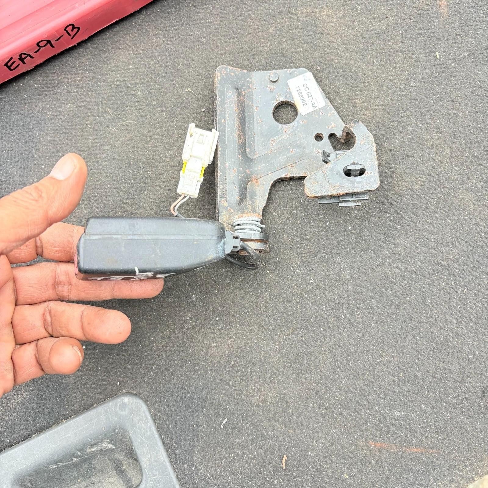 Citroen C4  2004-2010 Left Passenger N/S Rear Seat Belt Stalk Buckle 7256902