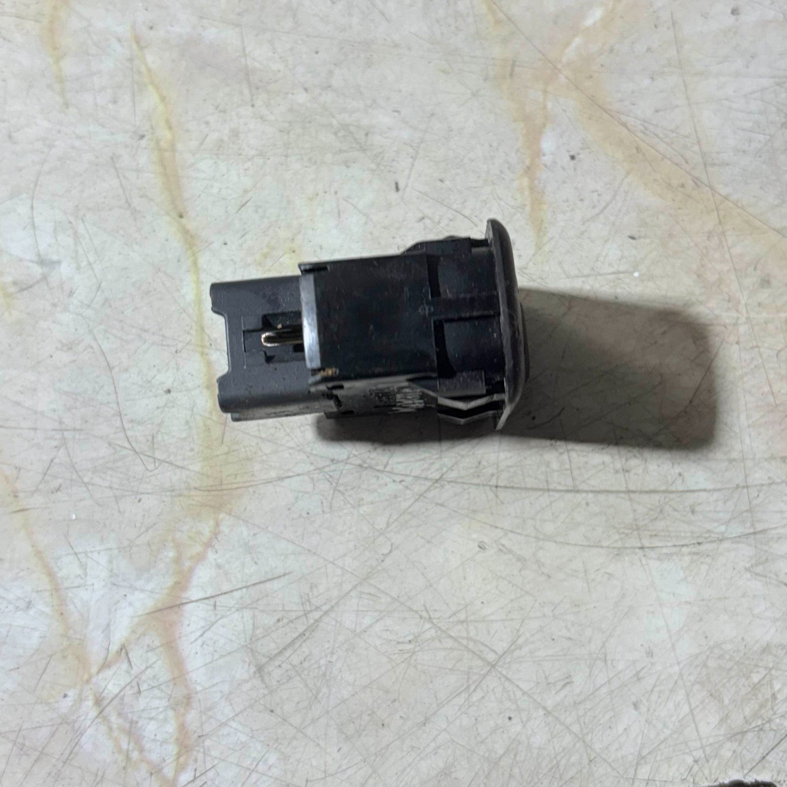 DAIHATSU TERIOS MK1 REAR DEMISTER SWITCH 00-06 P/N T322 5 PIN PLUG
