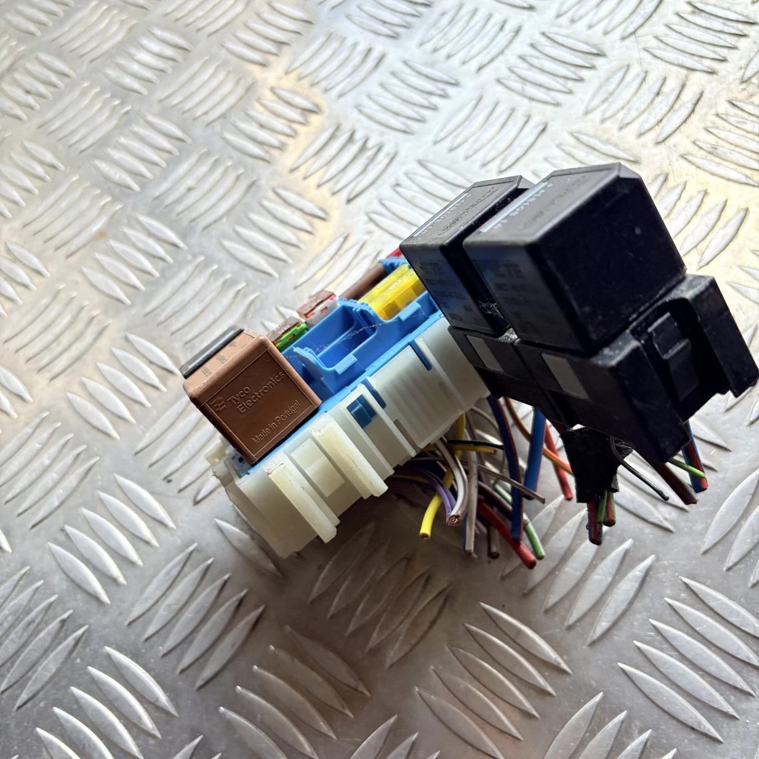 Land & Range Rover L538 Rear Trunk Junction Fuse Relay Box Module DH22-14B192-CA