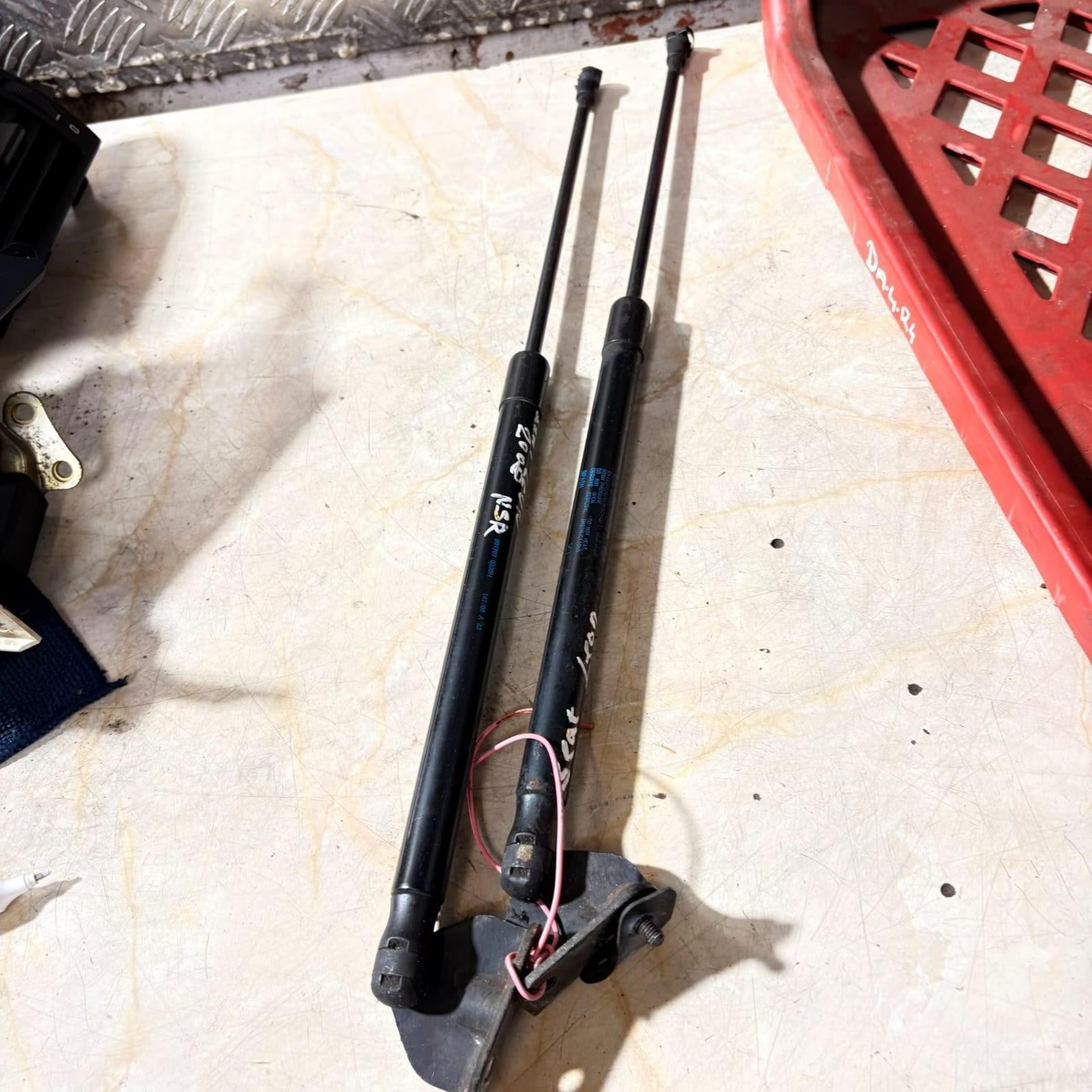 SEATLEONTAILGATEBOOTSTRUTSGASPAIR DRIVERREAR PASSENGER REAR1PO827550 2008NSR,OSR