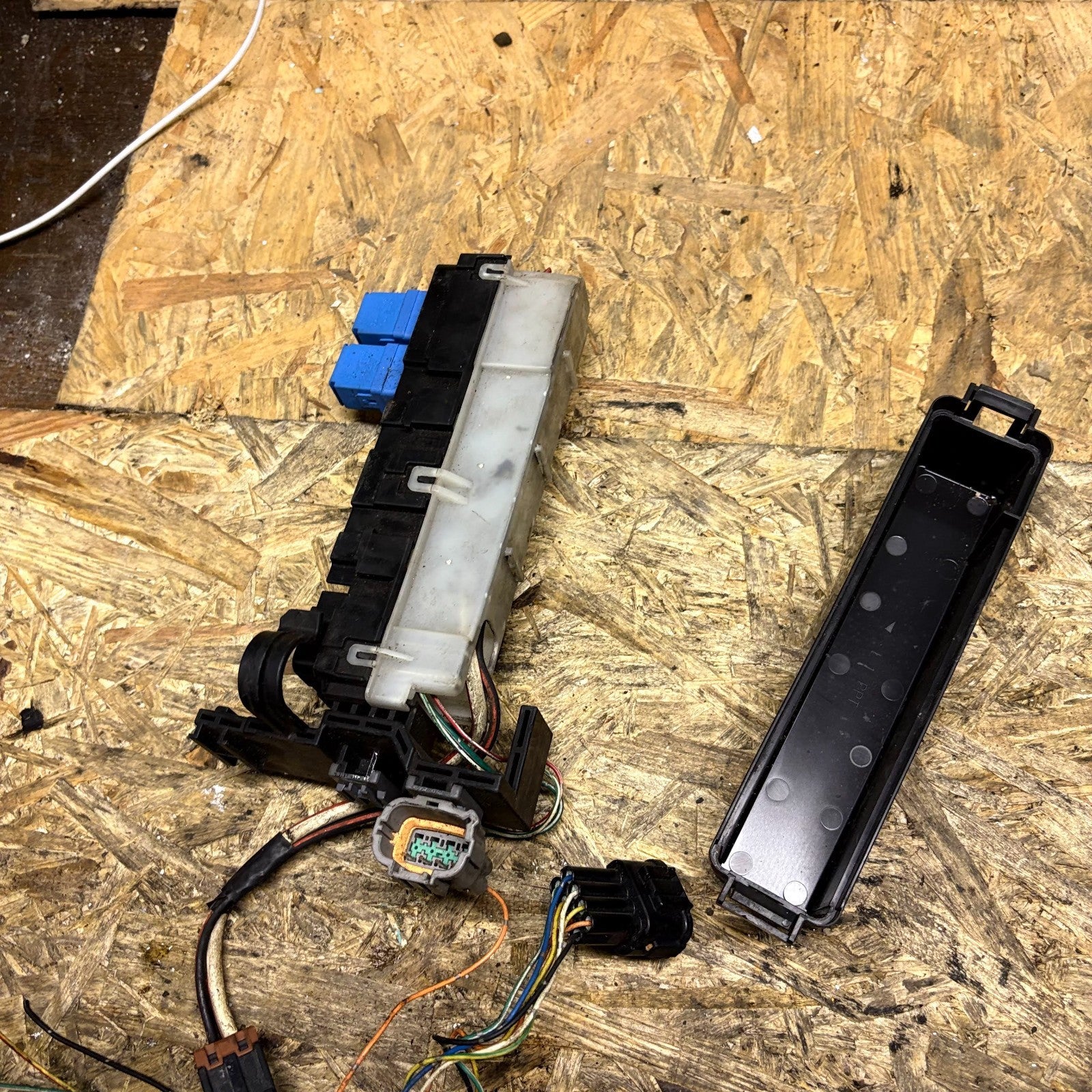 Nissan Micra K11 1998-2002 Fuse Relay Box 25230-9F920 Under Bonnet