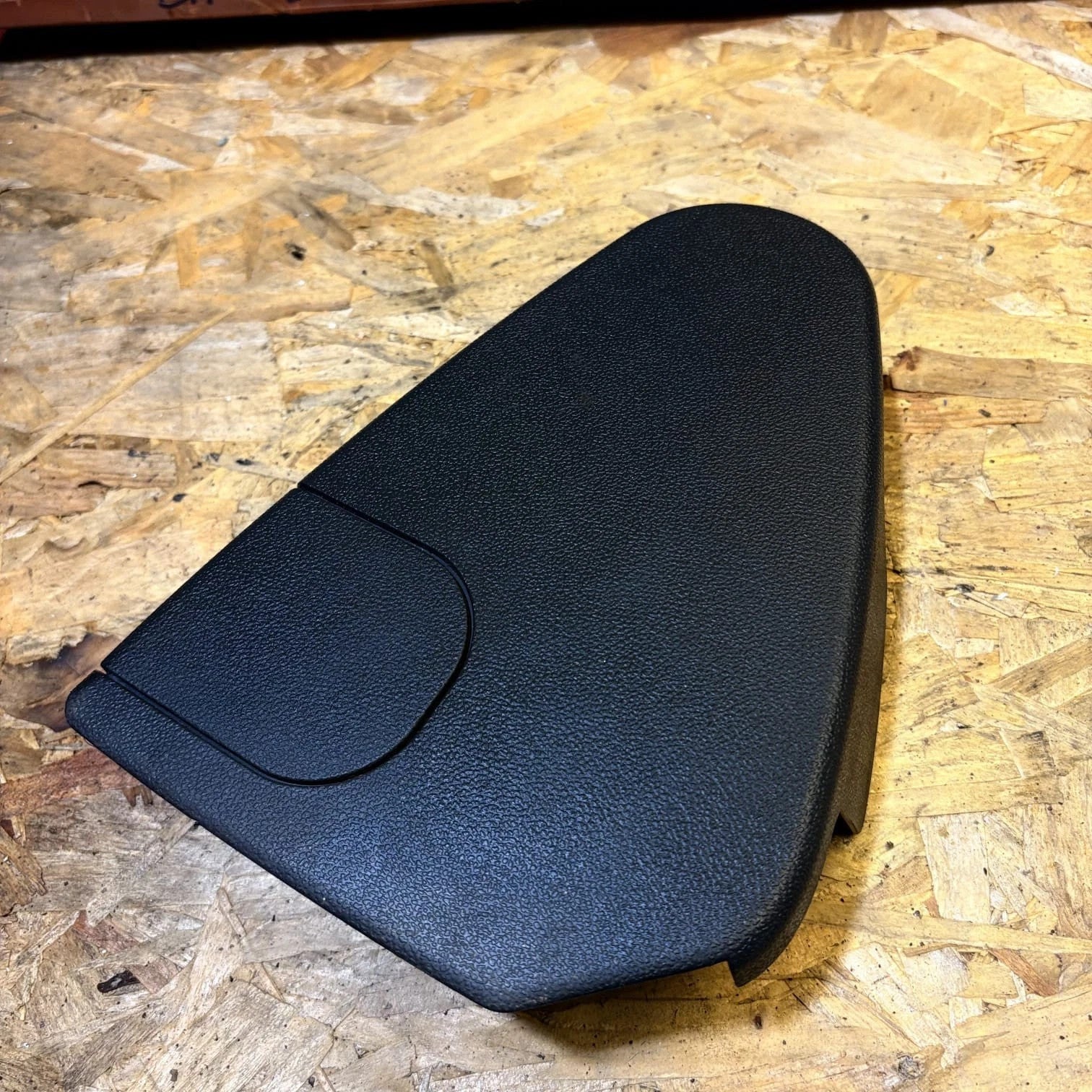 Mercedes E class W211 FRONT LEFT SEAT BELT COVER TRIM a2119184336