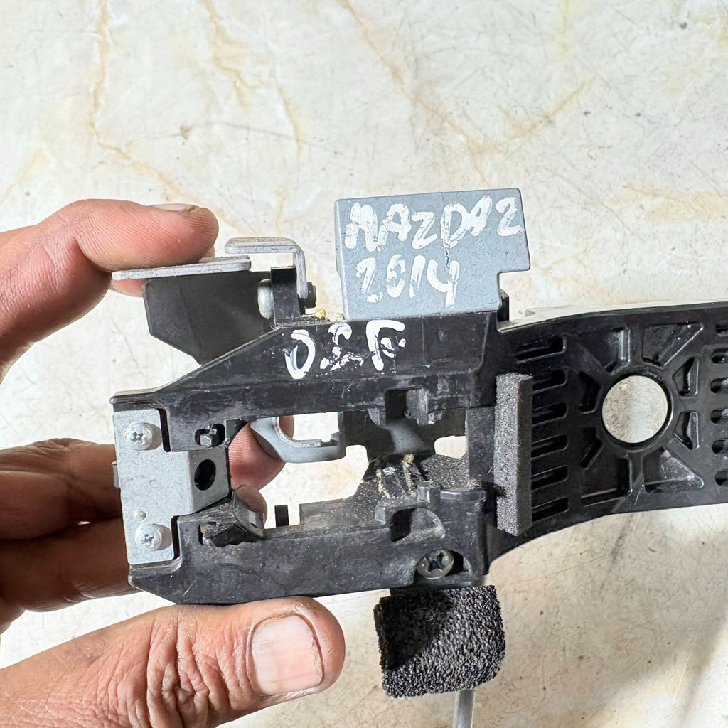 MAZDA 2 2014 DRIVER SIDE FRONT EXTERIOR HANDLE INNER BRACKET