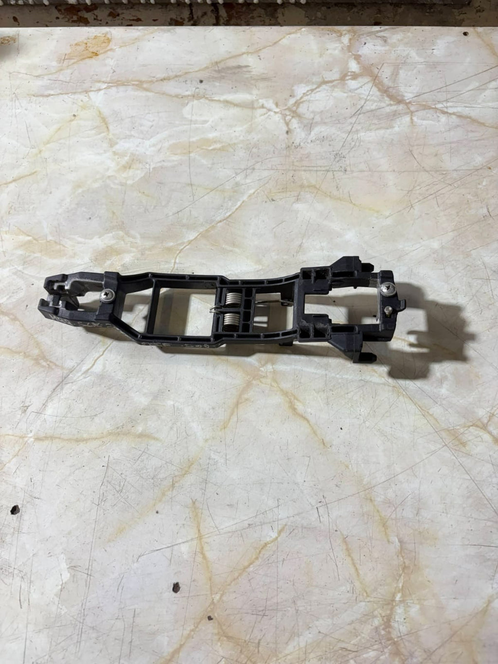 MERCEDES CLK 230K C208 W208 1997-2002 2DR LEFT EXTERIOR DOOR HANDLE CARRIER