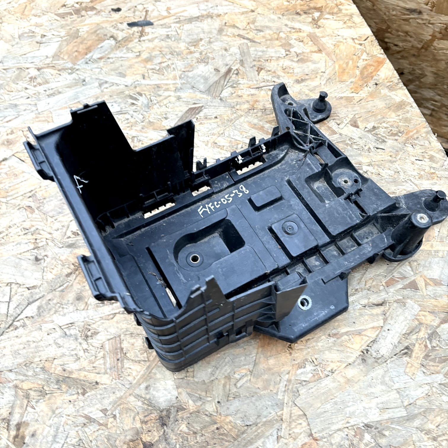 AUDI VW SKODA SEAT 1.6 BATTERY TRAY HOLDER 1K0915325A *FAST DELIVERY* 2010