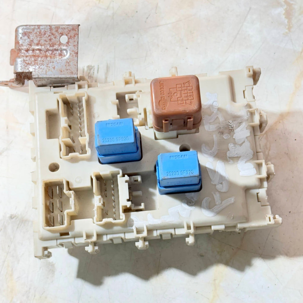 NISSAN PRIMERA FUSE BOX 24350-AV700 2001-2008