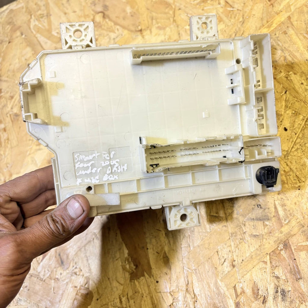 Mitsubishi Colt Smart For Four 2005 under-dash Fuse Box 1571HOA
