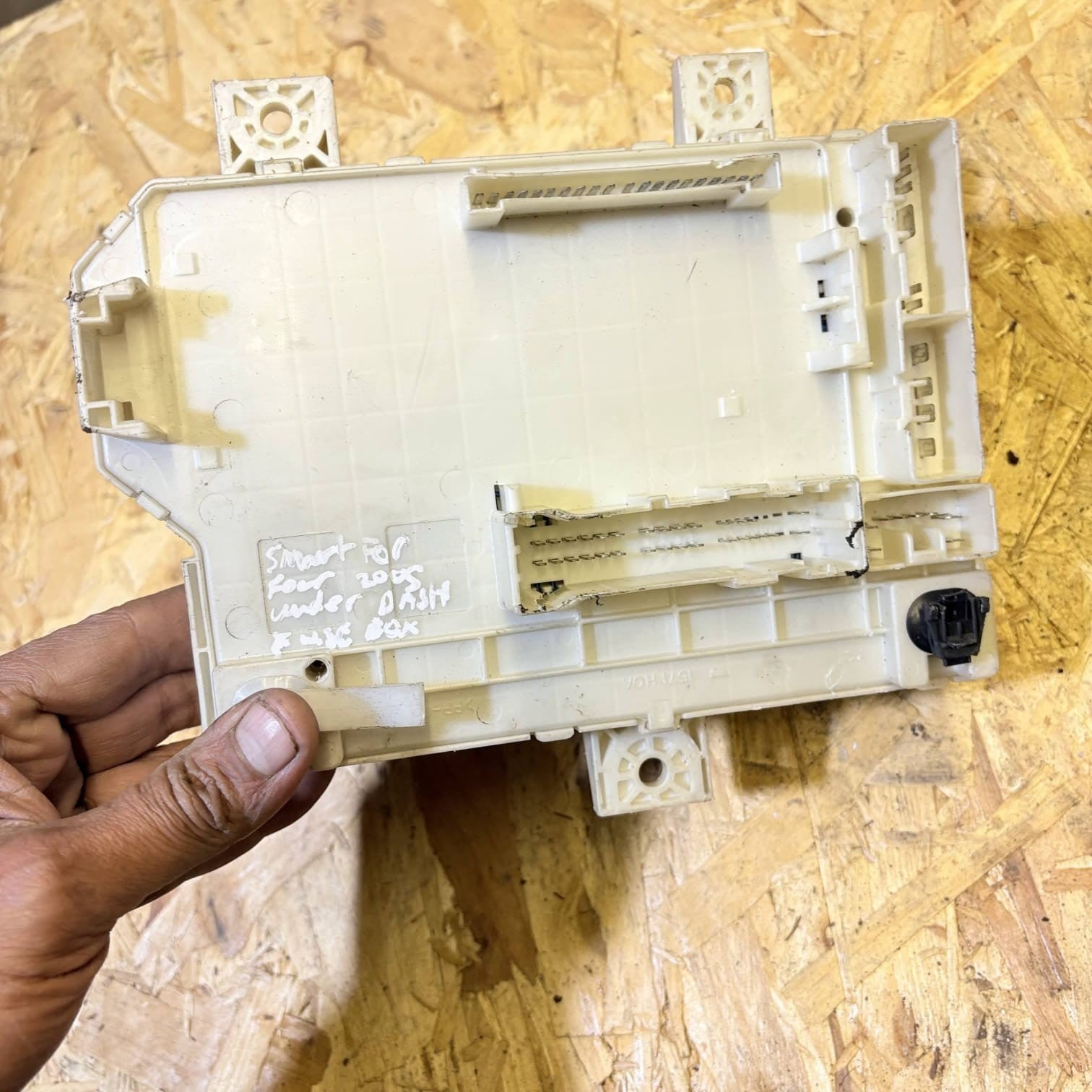 Mitsubishi Colt Smart For Four 2005 under-dash Fuse Box 1571HOA