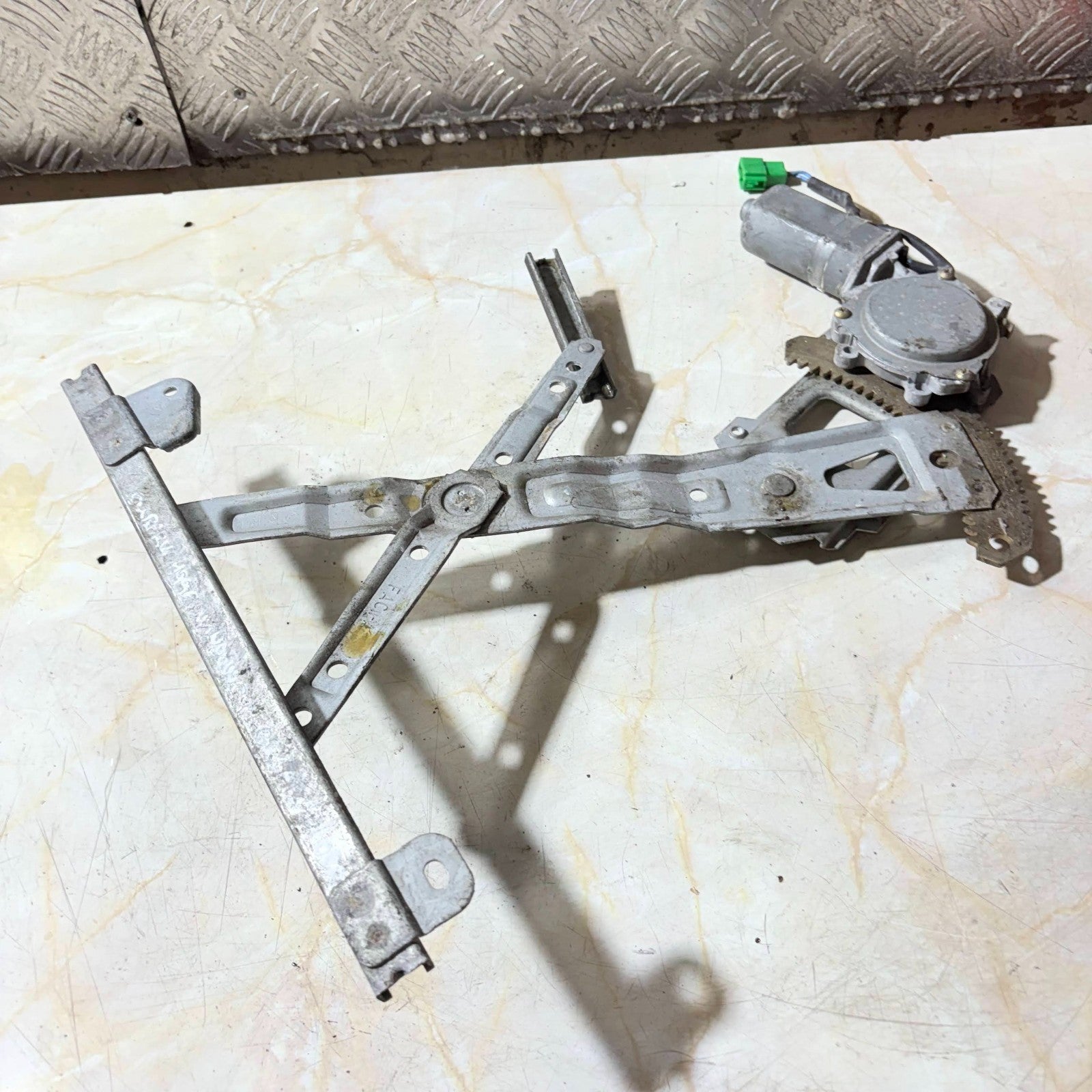 SUBARU 1996 REAR RIGHT SIDE DOOR ELECTRIC WINDOW REGULATOR