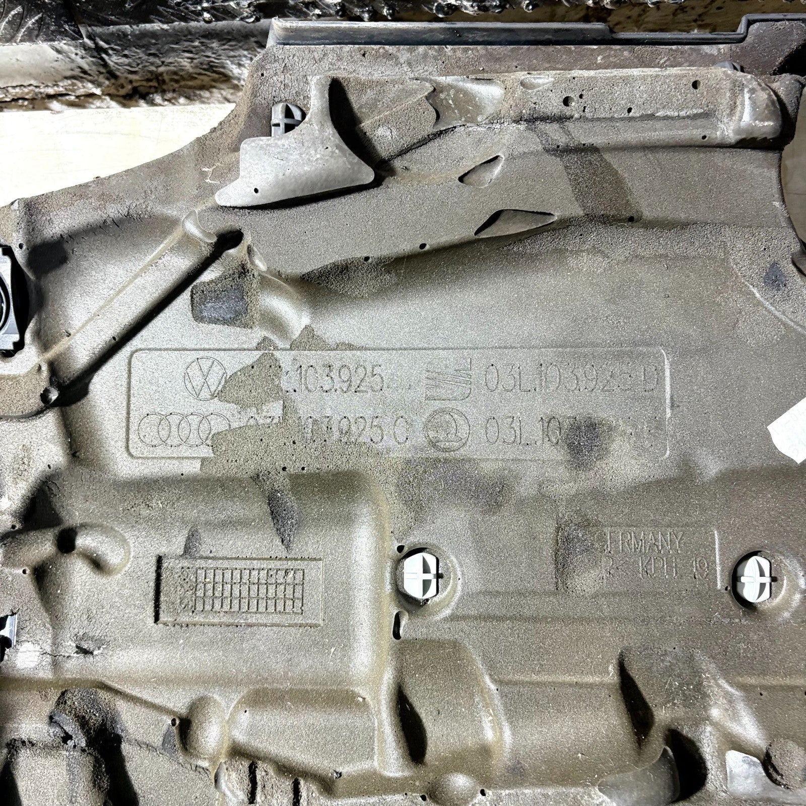 VW Passat Tiguan Golf Audi A3 2.0 TDI Diesel Engine Top Cover 08-15 03L103925D