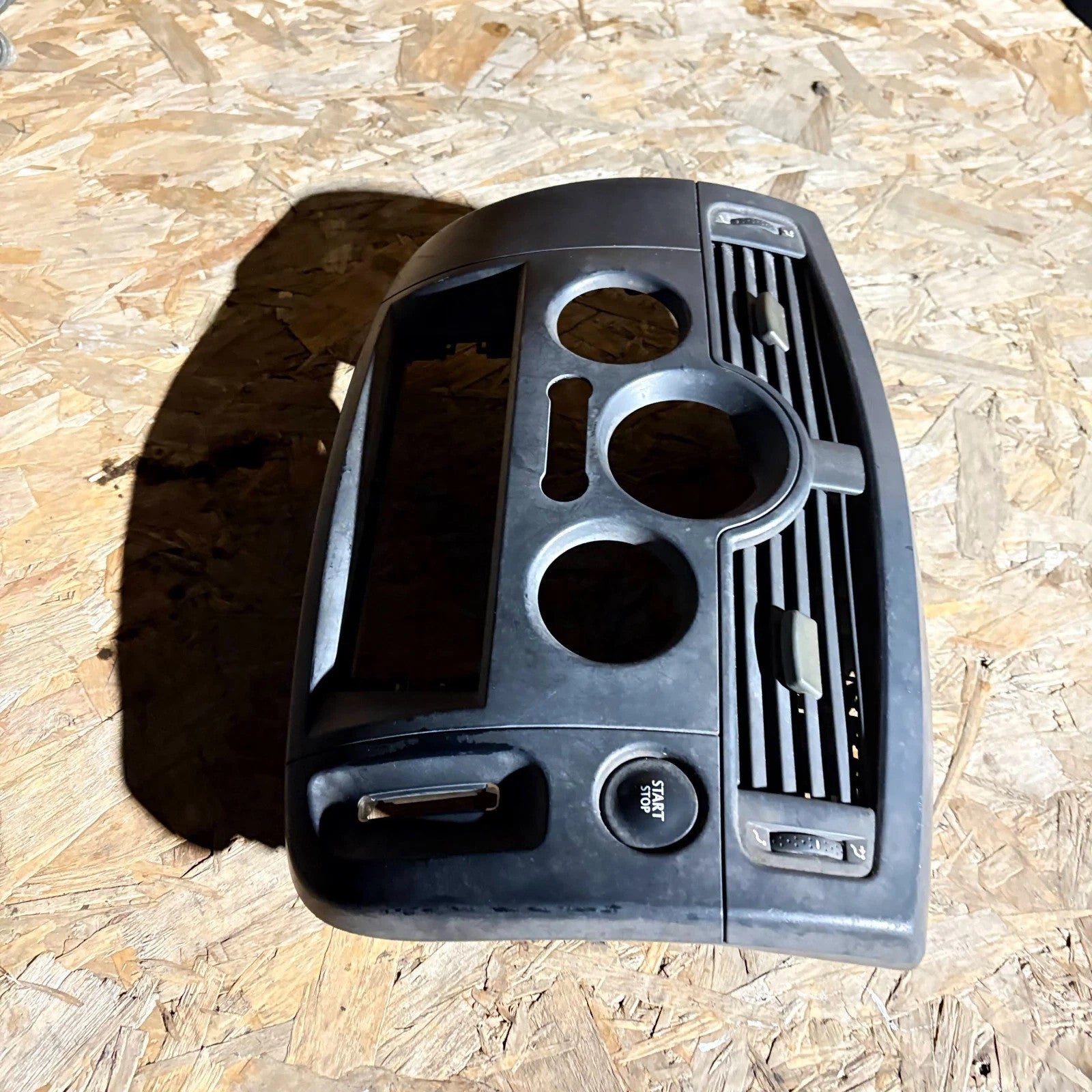 Renault Scenic Mk2 2003?2009 Centre Dash Radio Stereo Fascia Surround Panel