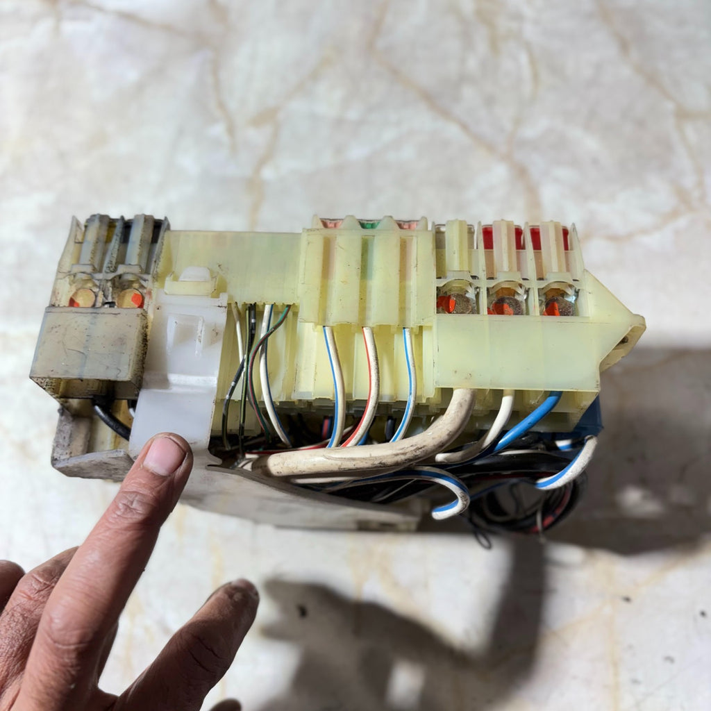 TOYOTA DYNA DIESEL FUSE BOX JUNCTION RELAY BLOCK WITH GLOW PLUG RELAY