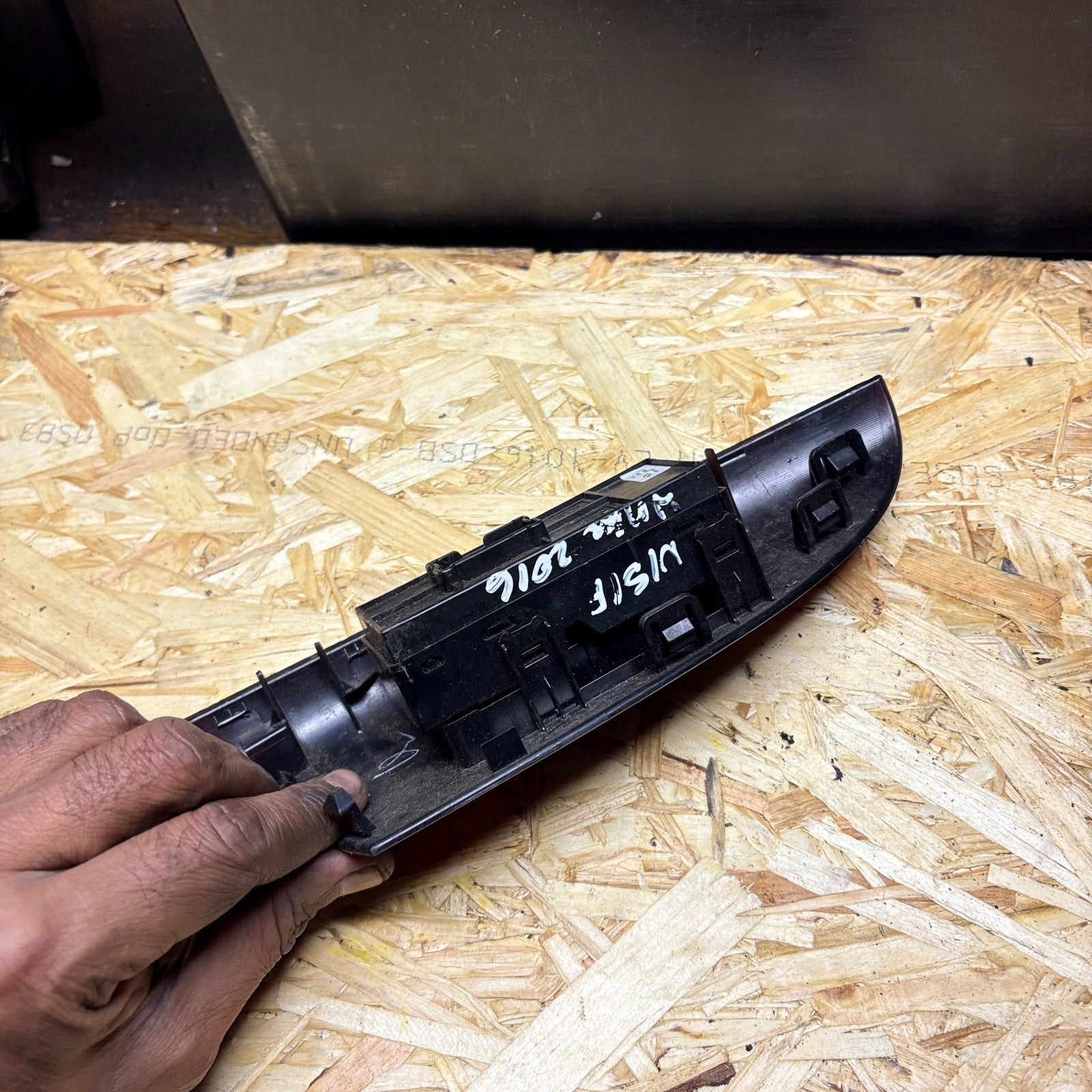 2010-2019 NISSAN JUKE PASSENGER FRONT LEFT SIDE WINDOW SWITCH 25411-1KA5A