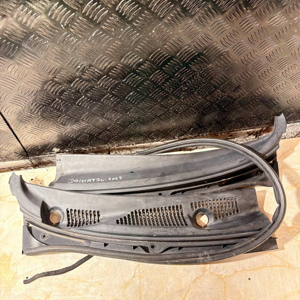 DAIHATSU SIRION MK1 1998-2004 WINDSCREEN WIPER COWL GRILLE PANEL 55753-97401
