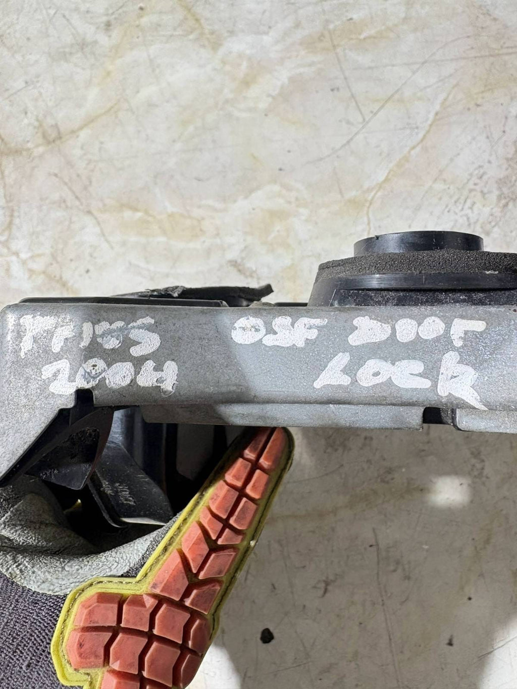 Toyota Prius 04-09 Mk2 O/S Drivers Front Door Lock Catch 6975047030 370133