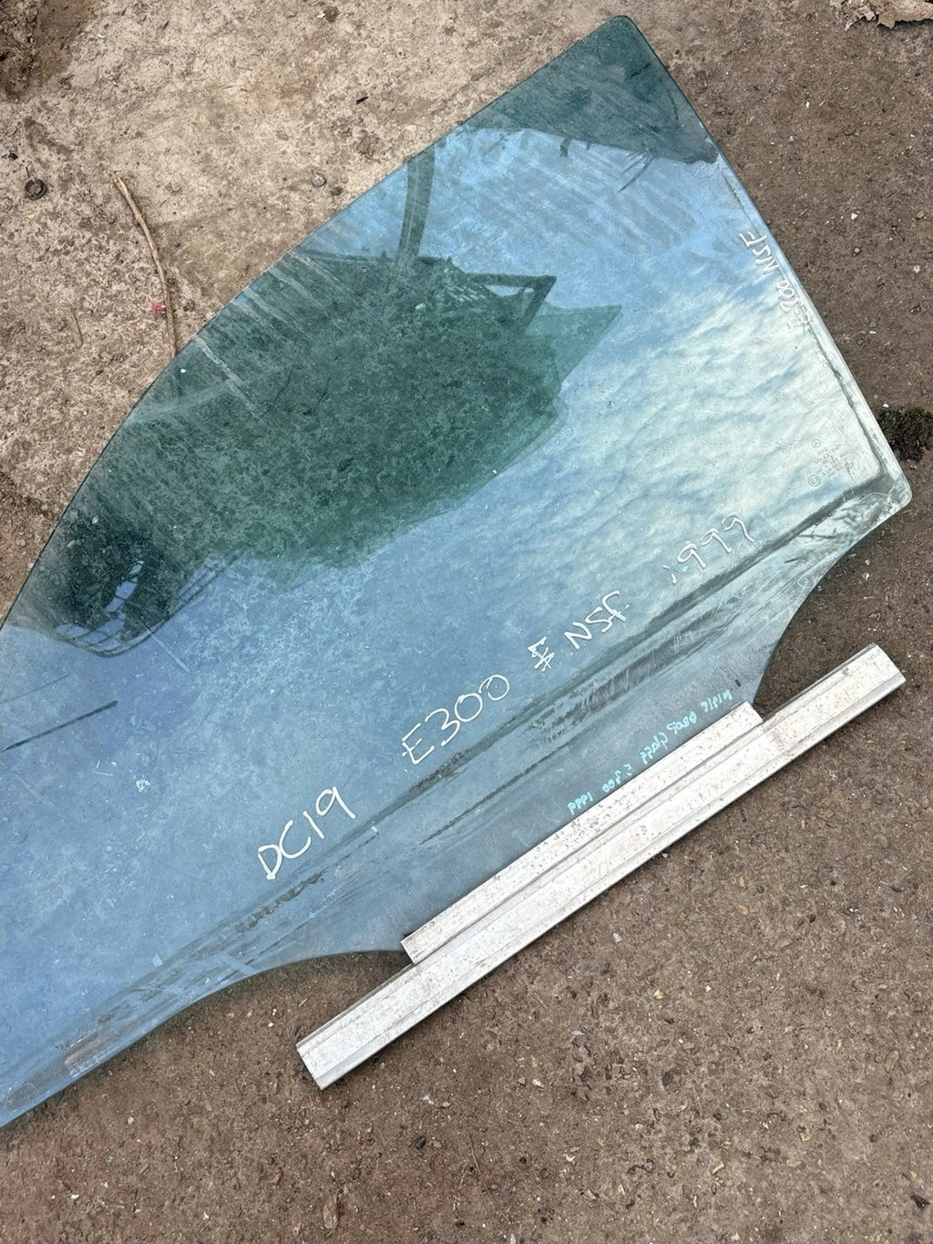 Mercedes E Class Window Glass Passenger Front W210 E220 CDI 1997-2002 ESTATE
