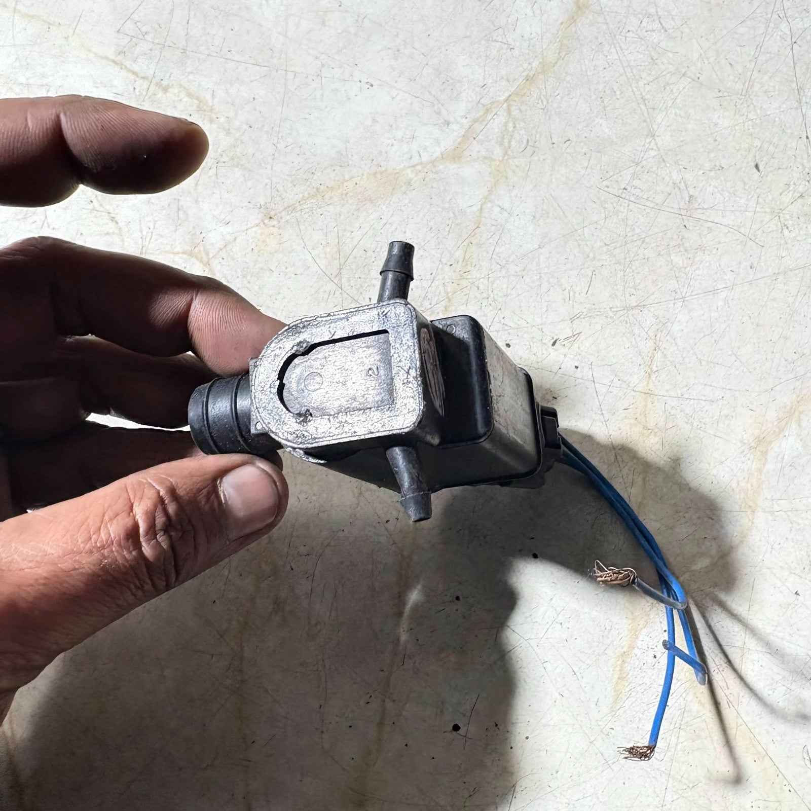 TOYOTA AVENSIS WINDSCREEN WASHER PUMP 12V