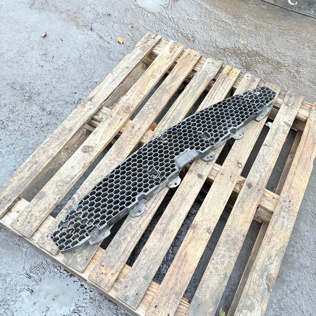 KIA Carens mk2 II 2008 Front bumper lower grill 865611D010