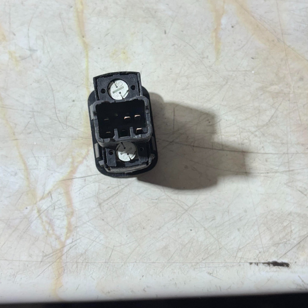 DAIHATSU TERIOS MK1 REAR DEMISTER SWITCH 00-06 P/N T322 5 PIN PLUG
