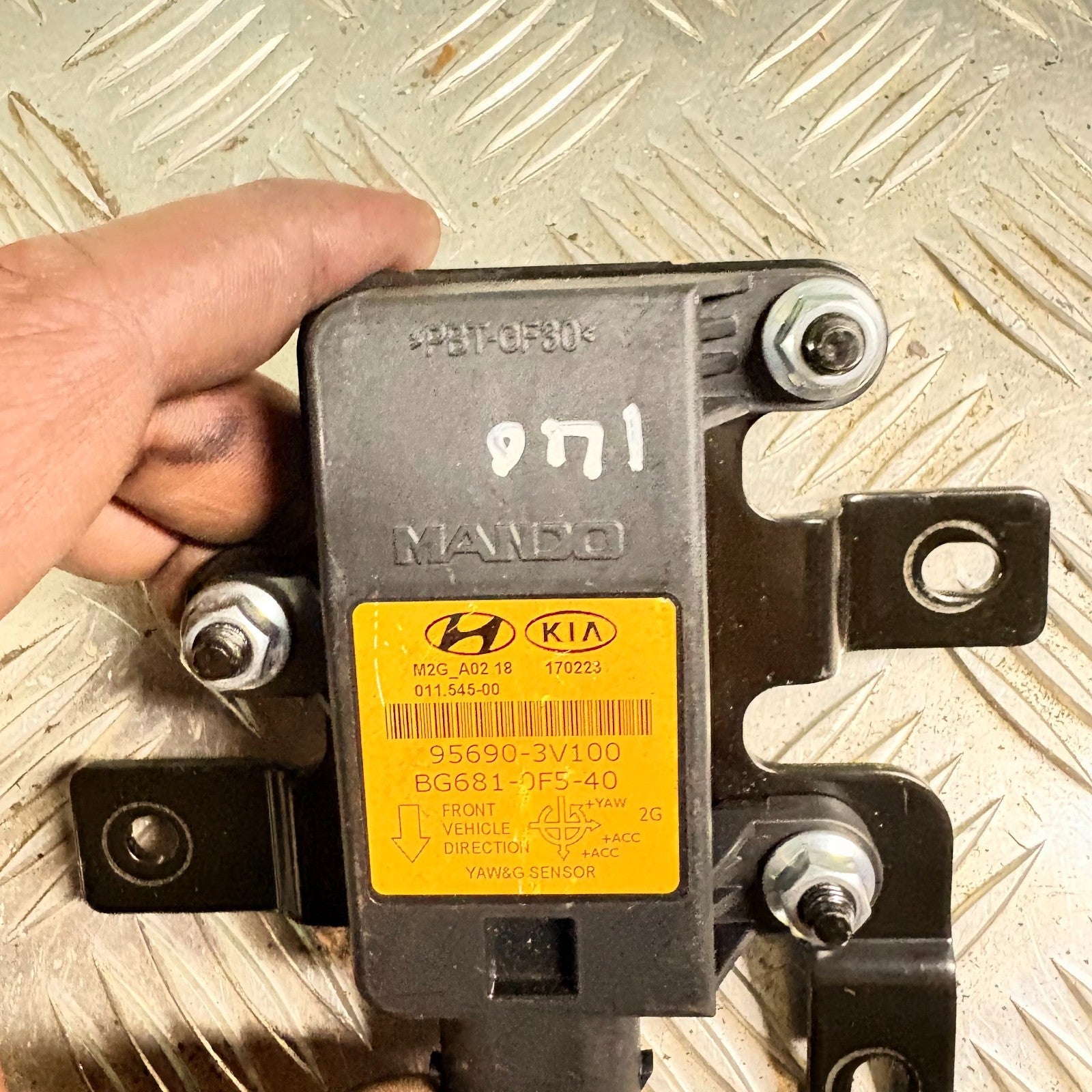 HYUNDAI I40 YAW RATE SPEED SENSOR 95690-3V100 2015