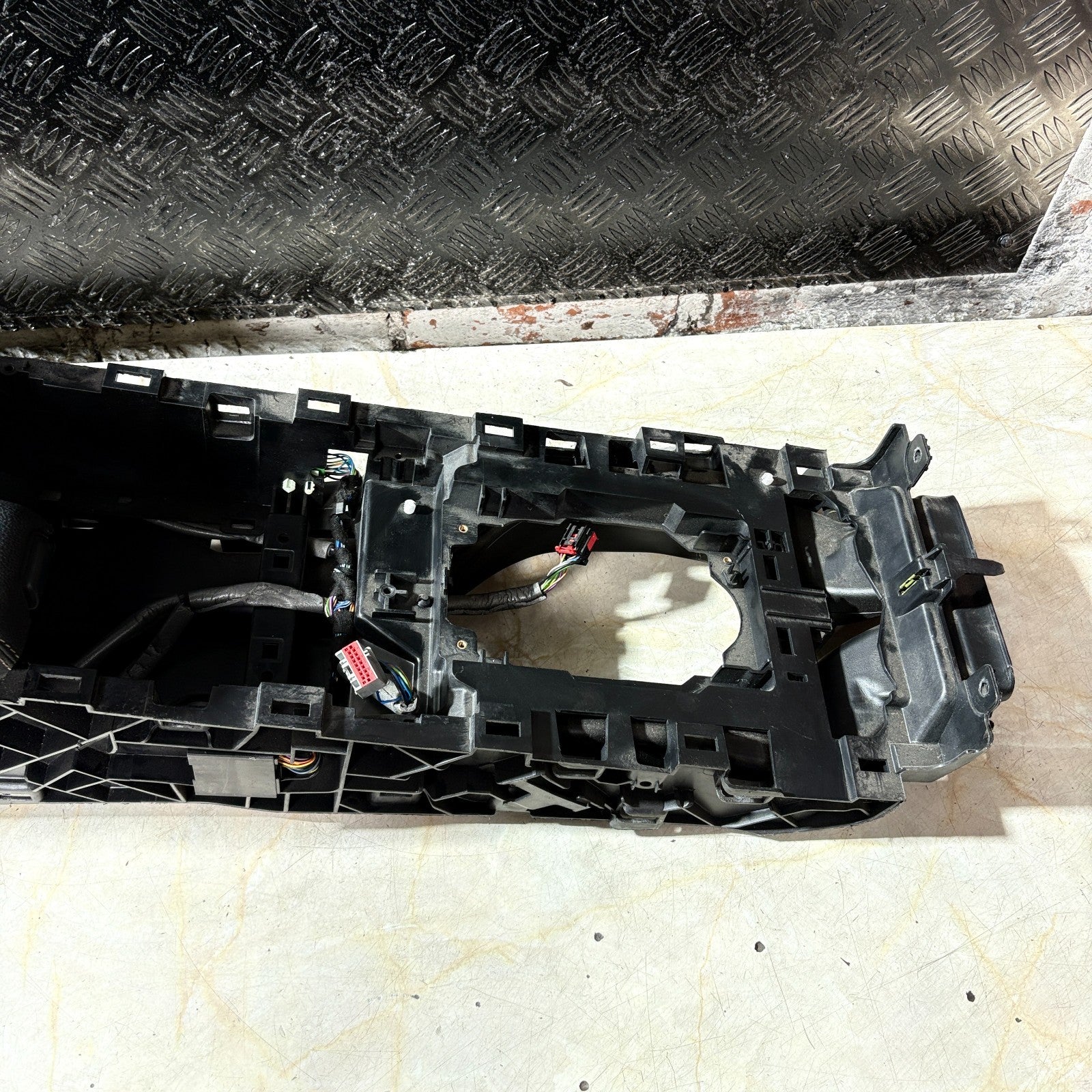 JAGUAR XE X760 2015-2019 CENTRE CONSOLE ARMREST TUNNEL SUB STRUCTURE FRAME BASE