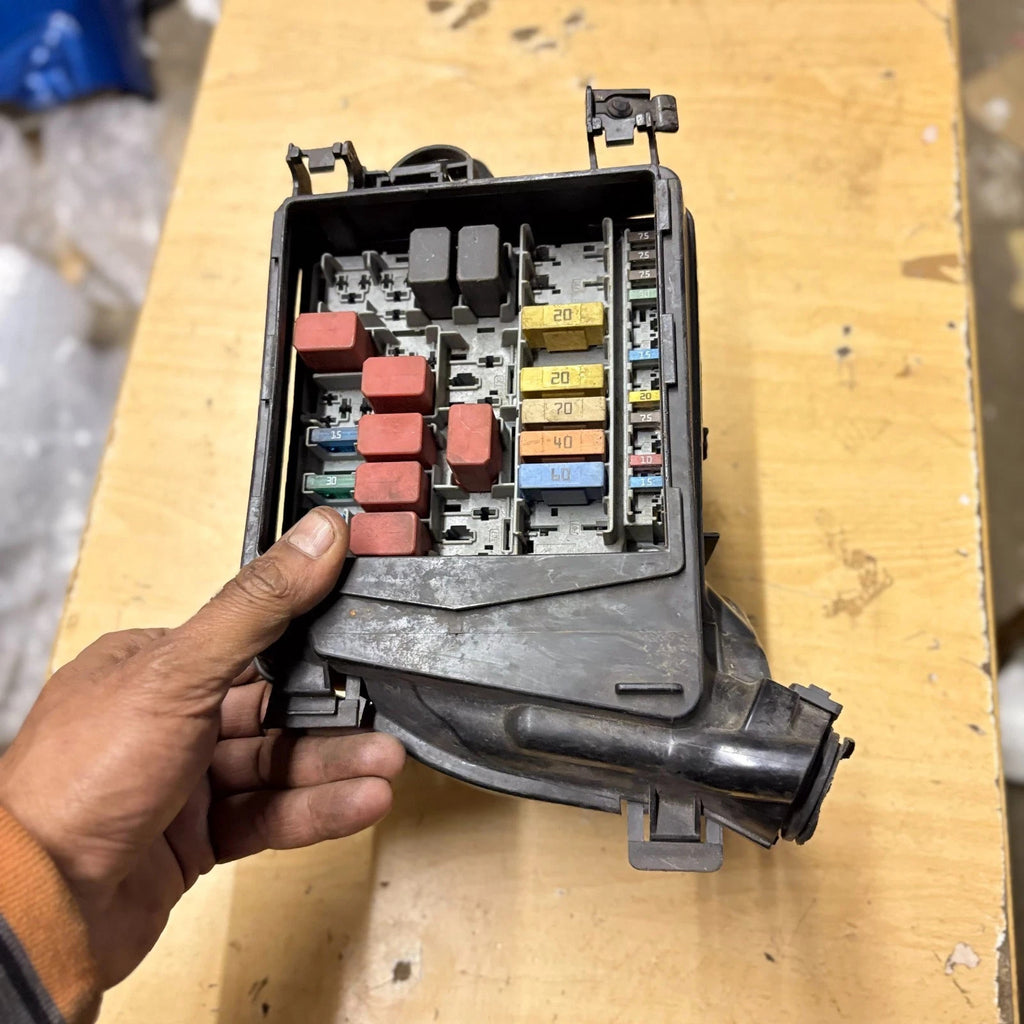 Fiat 500 2009 Engine Bay Fuse Box Relay Box Under Bonnet Power Distribution