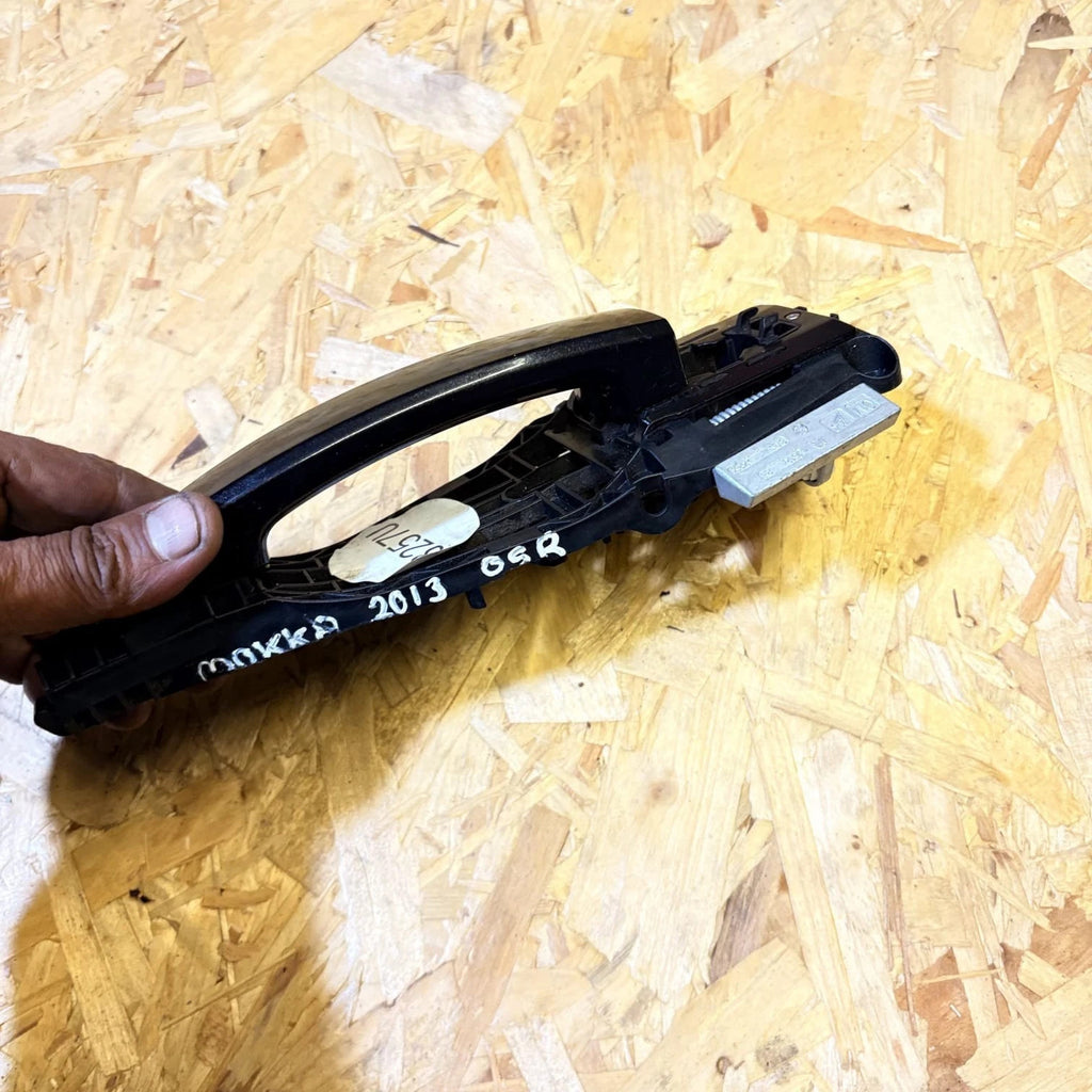 Opel Mokka OSR DRIVERS REAR SIDE DOOR HANDLE 2HU BLACK 2013 7512 3257U