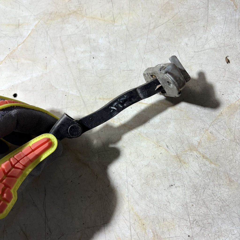 TOYOTA YARIS 2005-2011 LEFT FRONT PASSENGER SIDE CHECK STRAP