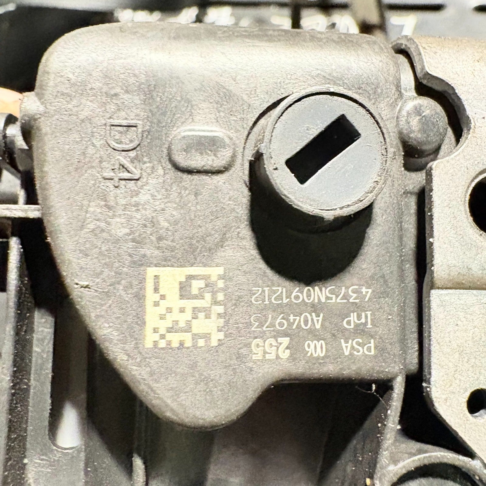 2015 CITROEN DS3 DOOR LOCK ASSEMBLY (RIGHT FRONT) A04973