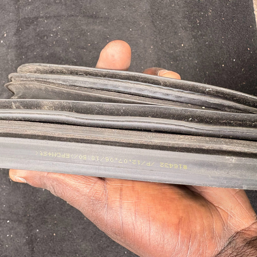 MINI COOPER ONE R50 R53 01-06 FRONT LEFT N/S DOOR RUBBER WEATHERSTRIP